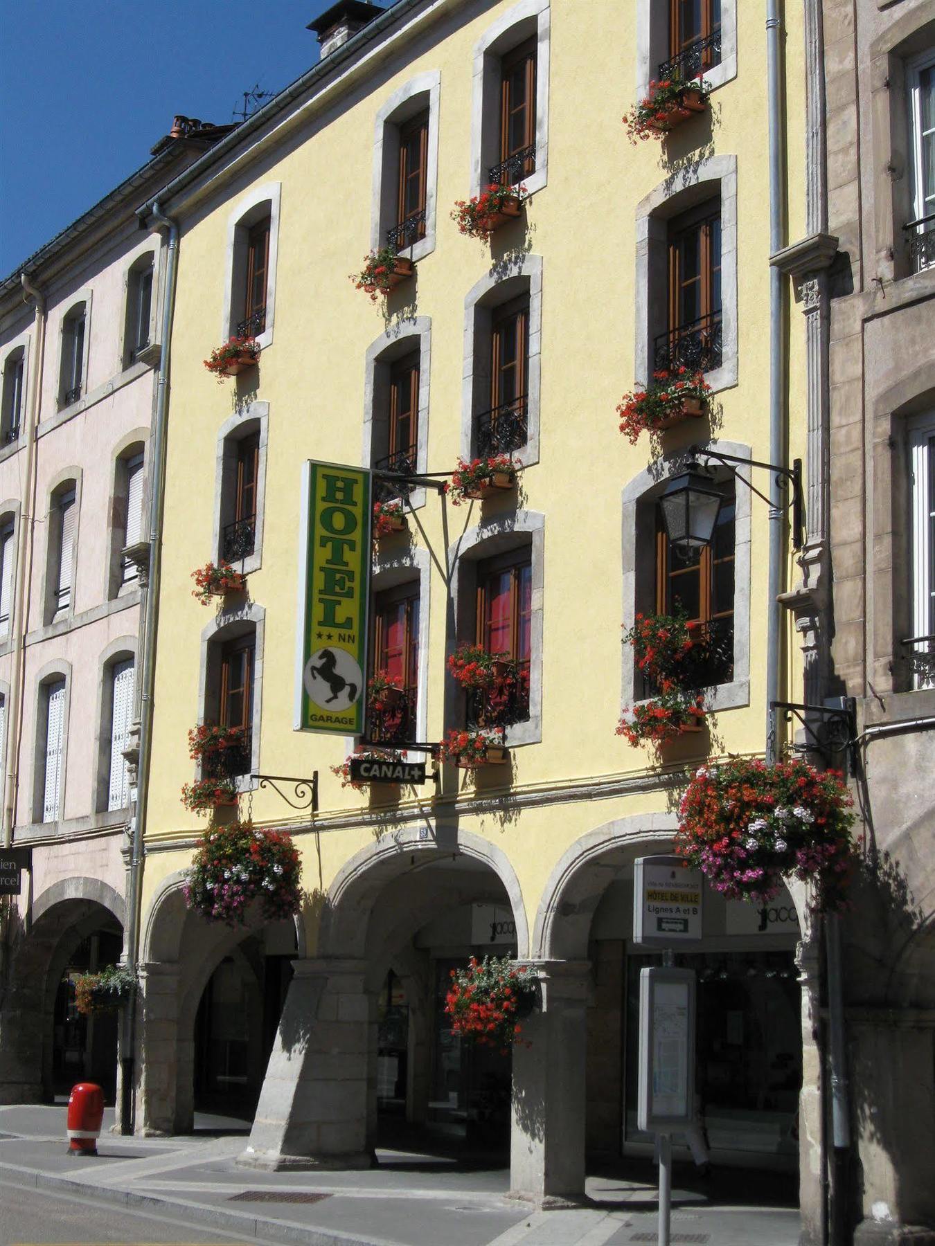 Hotel Cheval De Bronze Remiremont Exterior foto